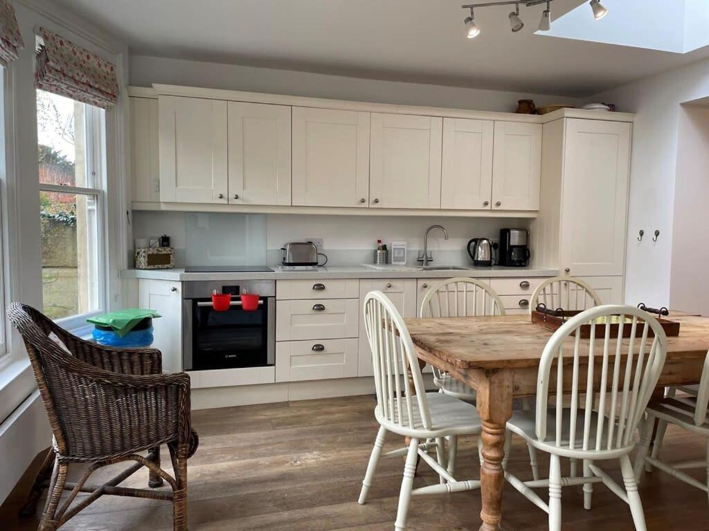 Beautiful 3 Bed Basement Flat With Garden Apartment Bath Exterior photo